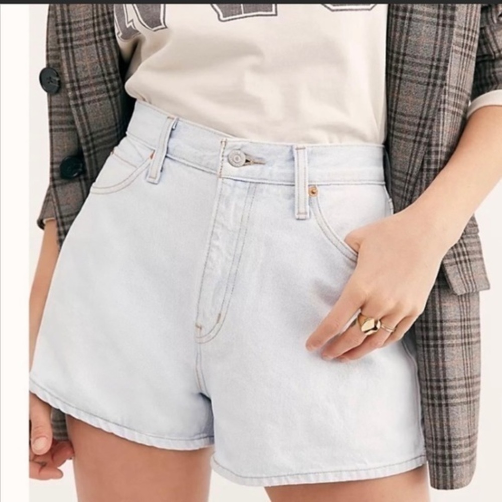 NWT Levi’s Light Wash Jean Shorts